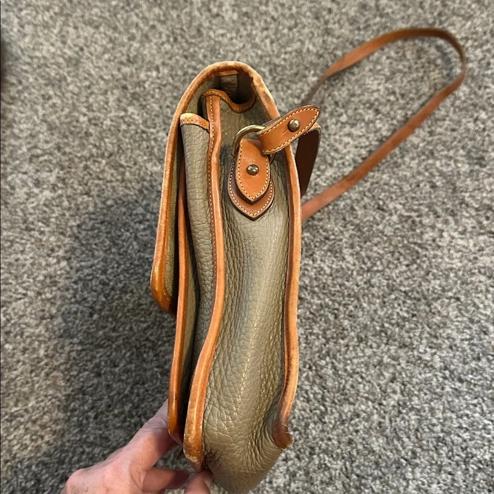 Dooney & Bourke Vintage Purse Leather. ( See wear in photos)